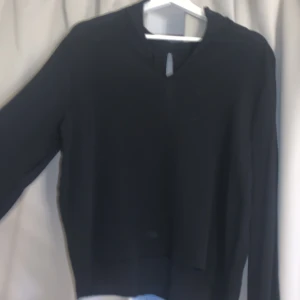 Svart blus  - Svart blus med djup rygg