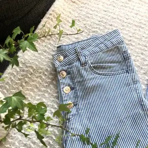 Hej! Säljer mins randiga skinny jeans i vit och blå🤍💙 Säljer för att jag inte hittar tillfälle för att bära de men de är så sjukt snygga med knappar istället för dragkedja. Passar perfekt nu under sommaren! Har använt de en gång vid en skolavslutning och är därför i väldigt bra skick!❣️ skriv för mer info och bilder!