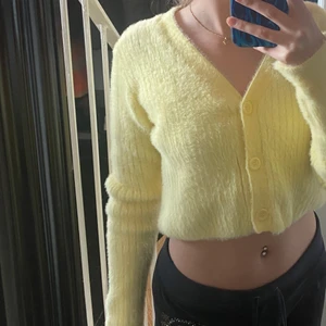 TRÖJA - Fin gul tröja, använt den fåttal gånger alltså toppenskick!! Stl S! Köparen står för frakt💕💕