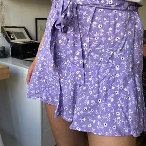 Lila blommig kjol från zara i storlek S, har shorts undertill så går att röra sig obegränsat. Köparen står för frakten 