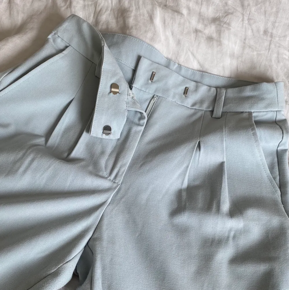 Jättefina vida, ljusblå kostymbyxor i mycket bra skick från Asos. Köparen står för frakten. Jeans & Byxor.