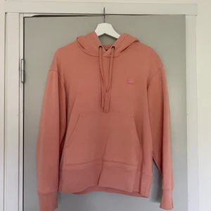 Byte/ säljer - Säljer min älskade rosa acne hoodie då jag tröttnat på den. Dessa hoodies är dom skönaste jag haft. Om du är intresserad av att byta mot en annan färg eller ett annat acne plagg så skicka iväg ett meddelande. Nypris 2400kr.