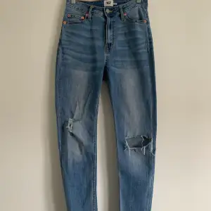 Ett par skinny jeans från lager 157 modellen ”sky”              
