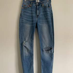 Ett par skinny jeans från lager 157 modellen ”sky”              
