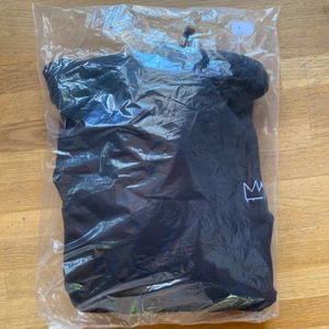 Hov1 - Hoodie från hov1s merch i storlek L för 400kr. Ligger fortfarande kvar i påsen och är aldrig använd. Köpare får stå för frakt själv. 