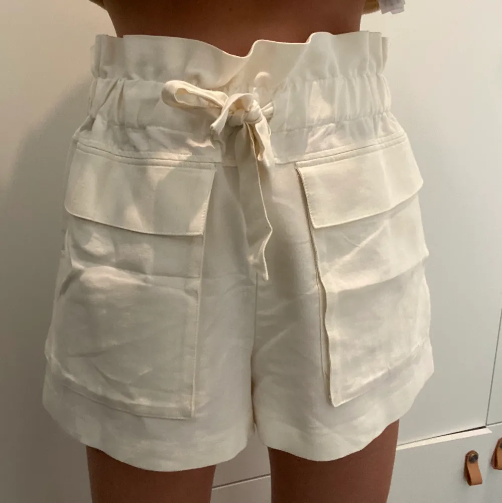 Helt oanvända linne shorts från Zara💗 jag säljer dom för att jag har ett par liknande💕 köparen står för frakten annars kan jag mötas vid gröna linjen💖. Shorts.