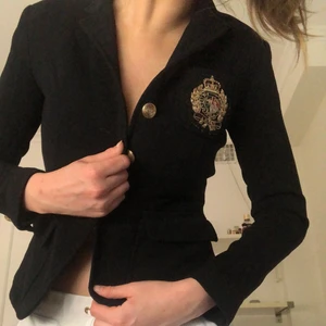 Ralph lauren kavaj - Säljer min fina Ralph lauren kavaj då den är för liten. Så sjukt snygg och elegant. Skriv om du vill ha fler bilder❤️