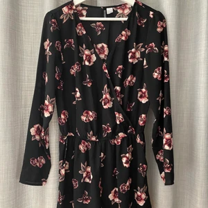Byxdress - Fin byxdress från H&M i strl 42 (sitter bra på en S person)🌸 Har fickor i sidan och en knapp fram så att urringningen blir lagom🤍 Säljer för 70kr + frakt som köparen står för🥰 