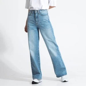 Blåa trendiga jeans  - Säljer mina snygga jeans från lager 157 pågrund av att dom inte kommer till användning! Jag är normalt en xs/s och dessa se dom två sista bilderna för att se hur dom sitter på mig. Bara att skriva för fler bilder💞