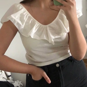 Pull&bear topp - Vit topp med volang från Pull&bear, använd ca en gång. Perfekt inför sommaren!