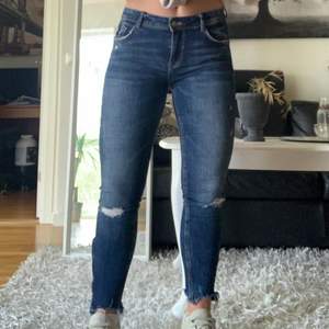 Nya jeans från Zara, superfin blå färg. Sköna och stretchiga🦋
