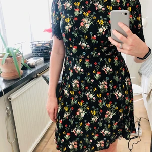 Klänning  - Härlig klänning till sommarkvällar! 🥂🥳 Garderobsrensning 🌟  nypris 569 aldrig använd!  Storlek 10 uk motsvarar strlk 36