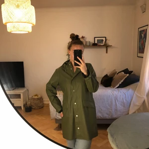 Grön regnjacka SMALL - Superfin regnjacka i grön perfekt till vår och sommar!