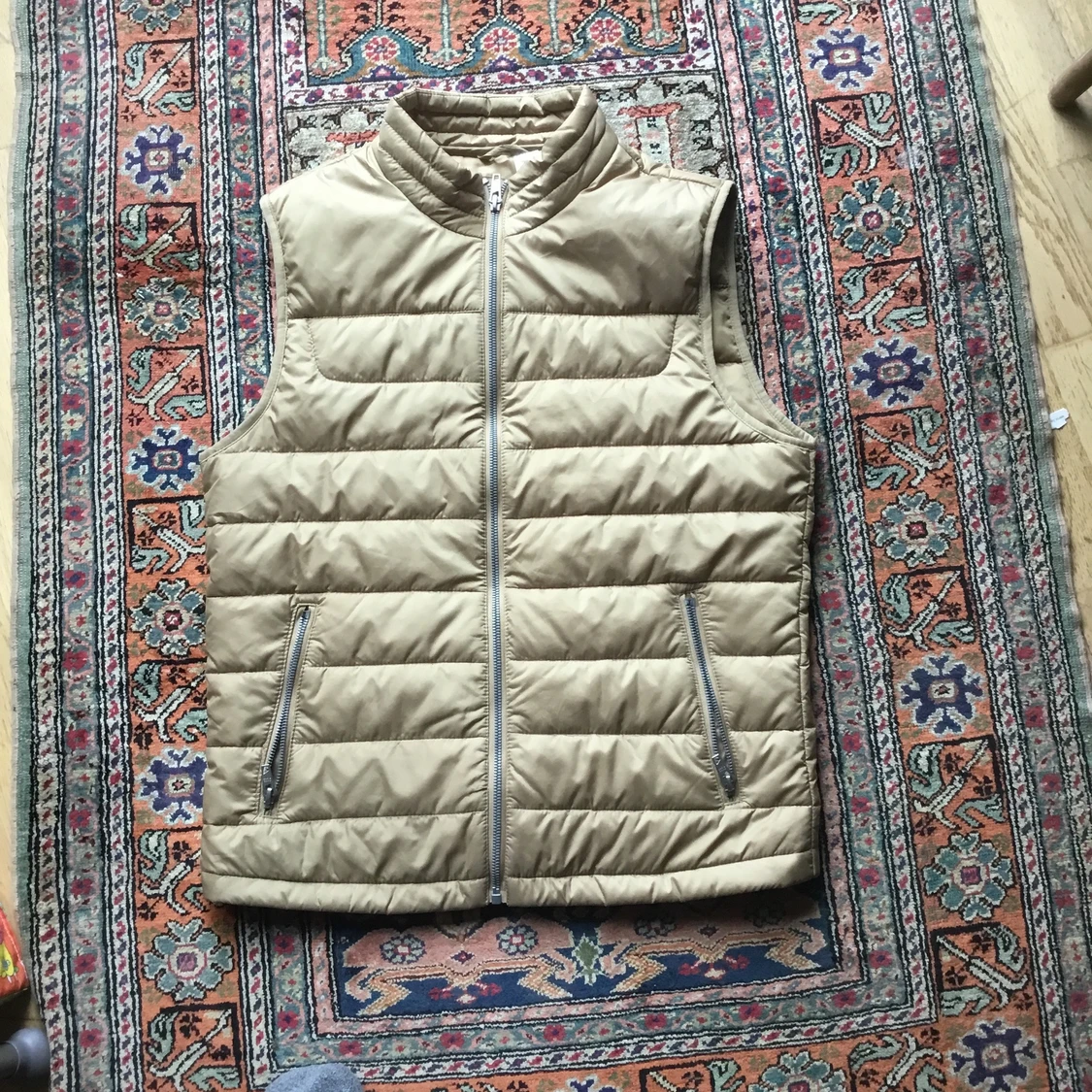 En beig dunväst jacka 