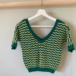 Stickad grön topp från zara - Säljer nu denna slutsålda topp från zara. Jag har nästintill aldrig använt den och tror tyvärr inte jag kommer få användning för den så därför säljer jag den nu istället💗 om fler är intresserade blir en budgivning