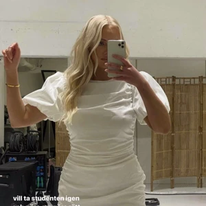 Klänning Linn Ahlborg  - Den skitsnygga klänningen från Linn Ahlborgs kollektion med Nelly. Klänningen är numera slutsåld! Jag har vanligtvis storlek 36 men hann köpa denna i storlek 40 innan den tog slut, den sitter snyggt ändå fast inte lika tigh se sista bilden!