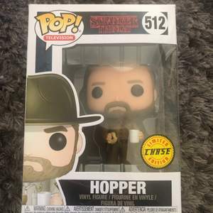 Hopper från Stranger Things. Försöker sälja alla mina pop funko figurer har en massa. Har bara stått i mitt rum i några år. 