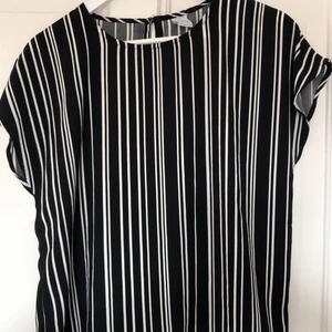 Fin blus - Superfin blus från Lindex barnavdelning för 170cm men passar mig som är M/L. Säljer för 150kr. Köparen står för frakt på 45kr!🌸