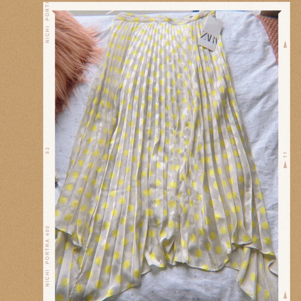 En flowy och ljus färgad kjol som passar perfekt till sommaren! 🌼🌞 Helt ny och i storlek medium 😍  (nypris 399:-) ❤️ priset kan diskuteras ❤️. Kjolar.