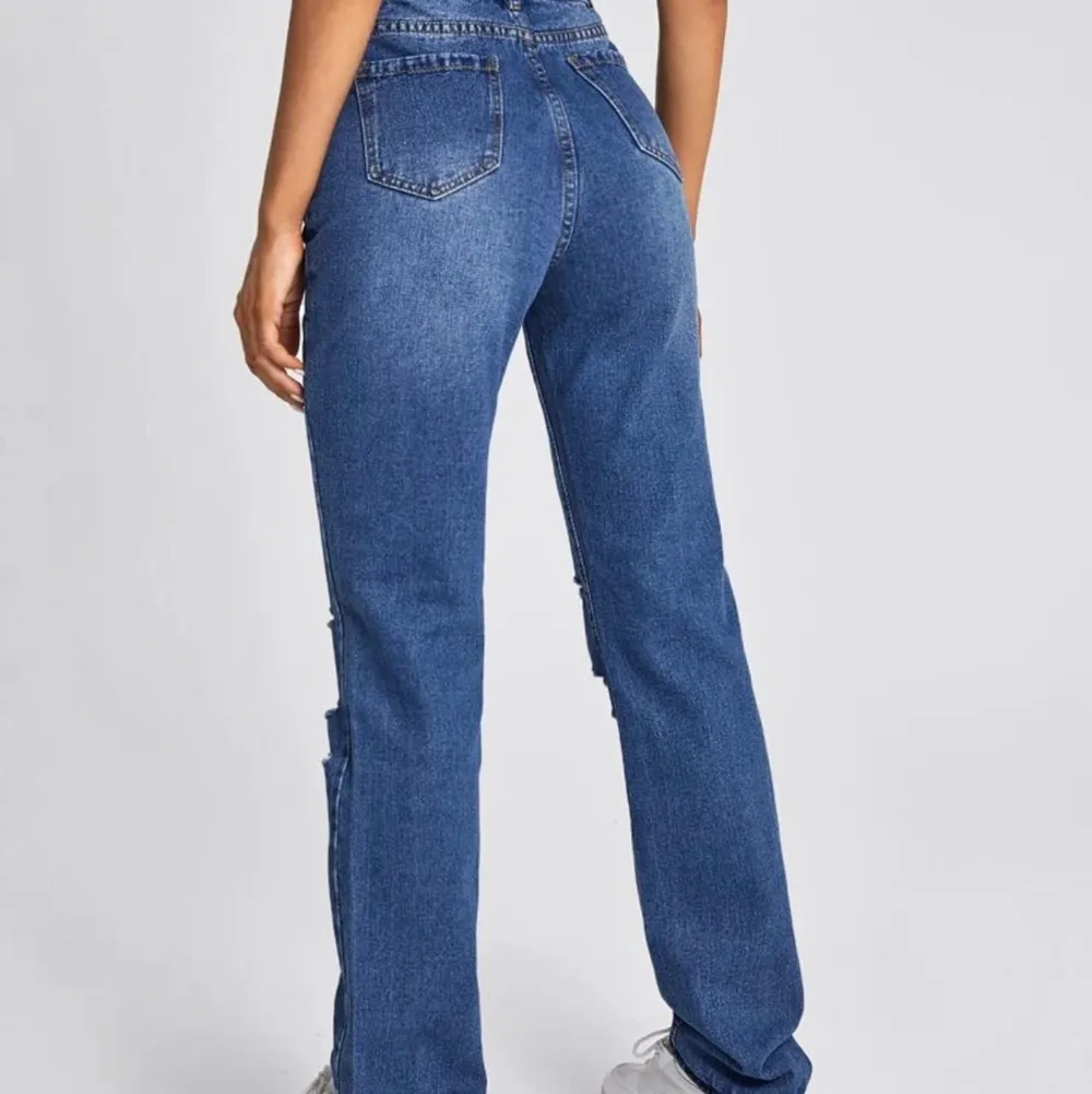Snygga coola ripped jeans från Shein. Aldrig använda, (säljs pågrund av fel storlek). (Lånade bilder). Jeans & Byxor.