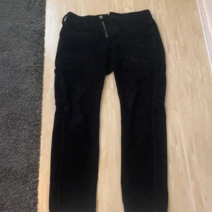 Äkta Levis Manchester cargobyxor - Äkta Levis Manchester cargo byxor köpta på deras egna affär i mos! Nypris: 900kr. Mitt pris: 250kr. Väl använda men lite för små nu. Storlek 30x30. 