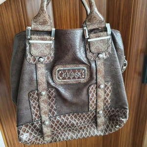 Äkta guess väska  - Äkta Guess handväska. Knappt använd. Finns handtag och axelrem. Ska den postas tillkommer frakt, skicka meddelande så kollar ja uppnexakt fraktkostnad 