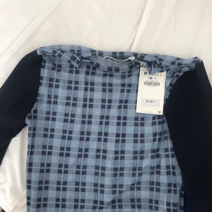Slutsåld zara topp🥺 - Zara topp med stickade ärmar och mesh detaljer, slutsåld🤍 Strl M men skulle säga s🤞🏾