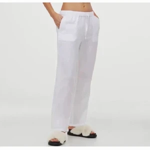 Linnebyxor - Säljer dessa linnebyxor från H&M i storlek M, jag är 170cm lång och de går ända ner till fötterna, vid fler intresserade buda i komentarerna (endast bindande bud)❤️