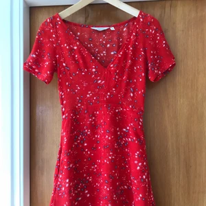 Other stories klänning - Klänning midi från Other Stories  Strl: 34 Material: 100 % Viscose   Längd (baksida): 82 cm   Pris: 200 + frakt 66