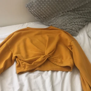 Magtröja orange storlek M  - Den passar med ganska många saker jag har andvänt den 2 gånger så den är typ sprillansny köpte den för 3 månader sen ungeför 