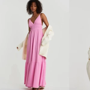 Rosa klänning - Väääärldens finaste sommarklänning😭😭 Helt slutsåld från ginatricot. Passar allt från M-XL, oanvänd med prislapp kvar! Frakt tillkommer💘 