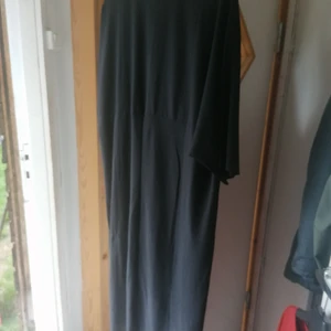 Svart klänning i st oversize - Fin klänning i st onesize