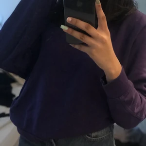 Lila sweatshirt - Lila sweatshirt i storlek XS från weekday, köpt för 350kr. Tröjan är stor i storlek. Kan tänka mig diskutera priset. Köparen står för frakten❤️