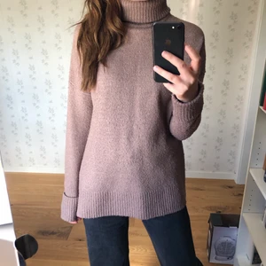 Lång, stickad turtleneck - Fin, lång, stickad turtleneck🤎 Från lager 157, färgen är brun/lila. Säljer p.g.a att den tyvärr inte kommer till användning. Pris kan disskuteras!
