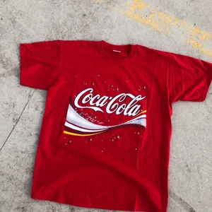 COCA COLA TEE!! 🥤🥤 - Säljer denna riktigt feta Coca cola t-shirten med logan Coca-Cola hade mellan 2003-2007. T-shirten är M och passar något mindre. Tröjan är i grymt skick och har inga direkta defekter.   Det är bara att skriva om du undrar något! 🌱🥤💫