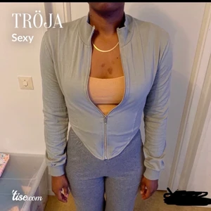 Tunn kofta  - Slimfit, lång fram , kortare bak . 