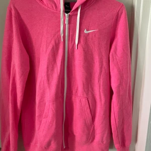 NIKE HOODIE - NIKE ZIP UP HOODIE! Säljer då den inte kommer till användning 🦋 Perfekt om man vill ha den lite oversized 💫