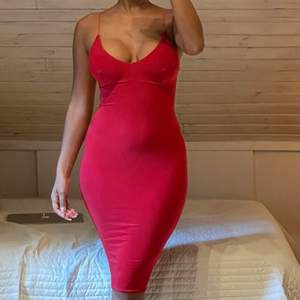 Super snygg röd klänning som sitter så snyggt på kroppen. Finns spår av användning därav det billiga priset & gratis frakt ❤️❤️