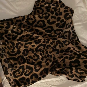Blus från SHEIN i strl M - Kortärmad leopardmönstrad i storlek M från SHEIN.  