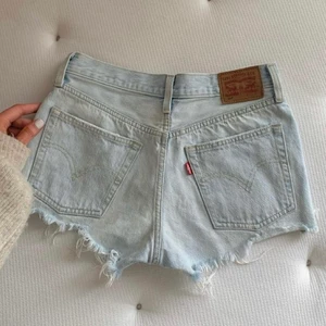 Levis Shorts - Säljer dessa fina Levis shorts i storlek W26! Första bilden är lånad, men är samma modell!💓