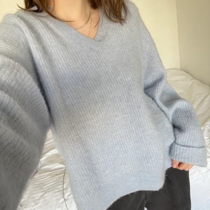 Stickad tröja & other stories - Stickad tröja från & other stories i den finaste ljusblå färgen, sparsamt använd!!