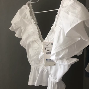 Zara topp - Jättefin topp från zara! Aldrig använd och prislapp sitter kvar! Bud: 170 kr
