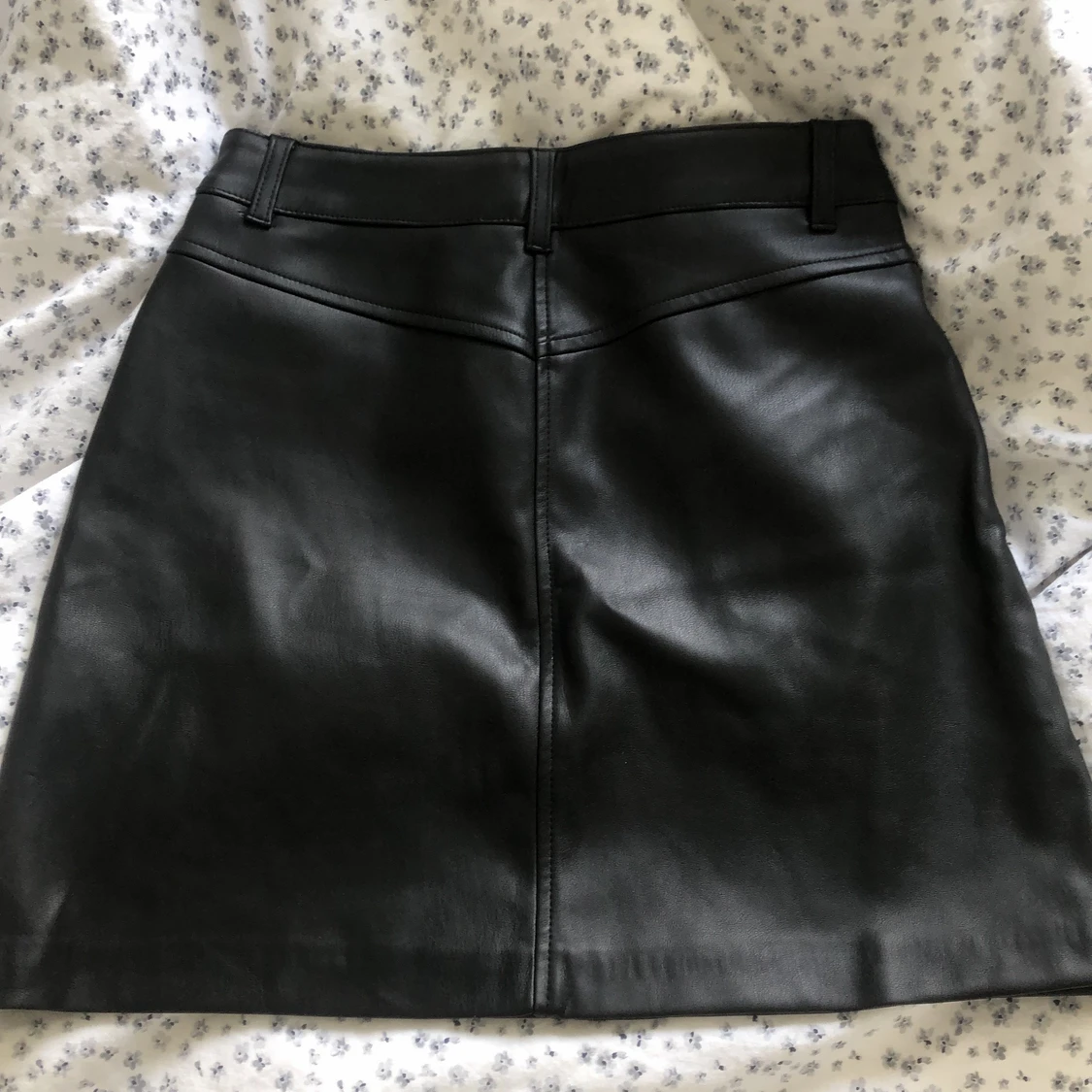 Svart skinnkjol  - 90