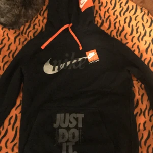 Nike just do it hoodie - Nike hoodie, ny pris ca 700-900,  ej säker på frakt.