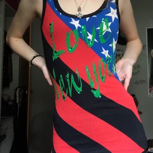 y2k linne - Coolt y2k linne i New York motiv. Tight pass form som verkligen sitter bra, ganska långt linne så kan även användas som kort klänning