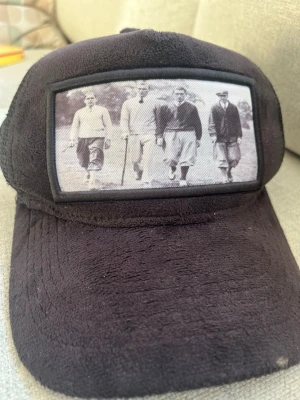 Svart velvet keps - Säljer denna keps från Emelio Pendenza!!! 🔥🔥Kepsen har ett snyggt  tryck på framsida!💎.  Kontackta om du har några funderingar 📲