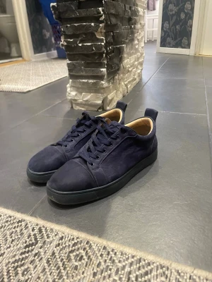 Christian Loubtions - Ett par loubs som vart med på mycket i dens liv! | Skick: 5,5/10, liten defekt på baksidan av skorn, inget super illa| Strl: 43 passar 44/Mvh Nitro Closet👨🏽‍🎨