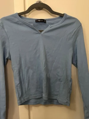 Klarblå topp - Fin tröja!