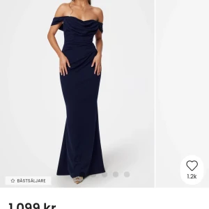 Marinblå offshoulder långklänning - Supersnygg marinblå långklänning med offshoulder och draperad överdel. Klänningen har figurnära passform och faller snyggt längs kroppen. Aldrig använd ny pris 1200