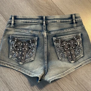 Blå denimshorts från ROMWE - Snygga shorts från ROMWE. Helt nya och oanvända💕